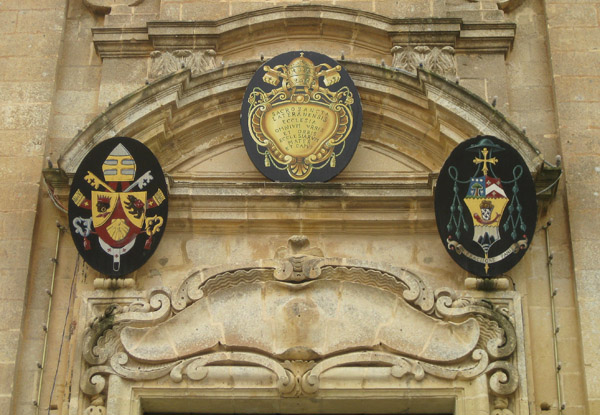 Detail boven de deur van de St. Joris Kerk